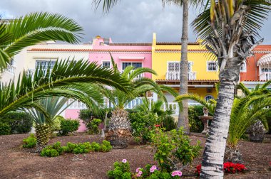 La Caletta 'da otantik çok renkli evler. Tenerife, Kanarya Adaları, İspanya