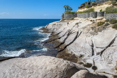 Atlantik Okyanusu 'ndaki Costa Adeje şehrinin volkanik taş kıyıları. Tenerife, Kanarya Adaları, İspanya