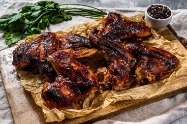 Bal soslu kızarmış tavuk kanadı. Çiftlik organik eti. Üst Manzara. Gri arkaplan