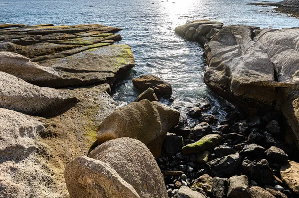 Atlantik Okyanusu 'nun sörfü ve adanın kayalık kıyıları. Tenerife, Kanarya Adaları, İspanya — Stok fotoğraf