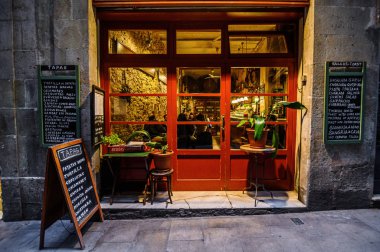 Şehir merkezinde insanlarla dolu bir restoranın gösterisi, akşam ışığı. 03.01.2020 Barcelona, İspanya