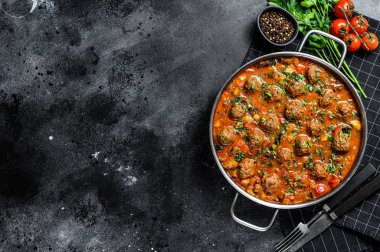 Domates soslu köfte ve tavada sebze. Siyah arka plan. Üst Manzara. Metin için boşluk