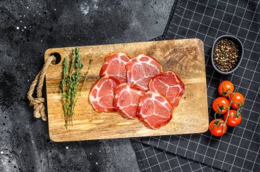 Çiğ tütsülenmiş et Jamon Lomo. Siyah arka plan. Üst görünüm