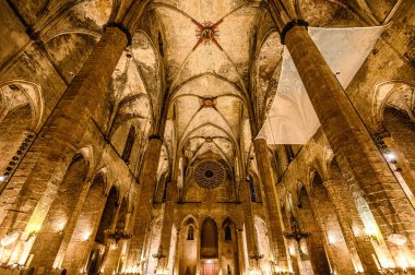 Aziz Eulalia Katedrali. Kilisenin içinde, gece ışığında. Barselona, İspanya