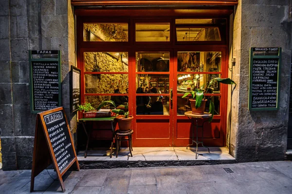 Şehir merkezinde insanlarla dolu bir restoranın gösterisi, akşam ışığı. 03.01.2020 Barcelona, İspanya