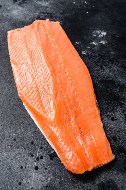 Çiğ alabalık filetosu. Organik balık. Siyah arka plan. Üst görünüm