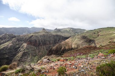La Gomera adasındaki volkanik dağlar. Güzel manzara arka planı. Kanarya.