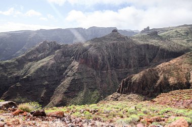 La Gomera adasındaki volkanik dağlar. Güzel manzara arka planı. Kanarya.