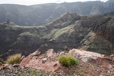 La Gomera adasındaki volkanik dağlar. Güzel manzara arka planı. Kanarya.