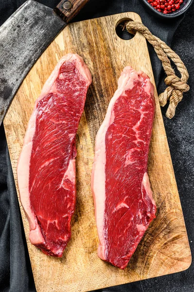 Sirloin steak on a cutting Board. Organic beef meat. Black background. Top view — Stock Photo, Image