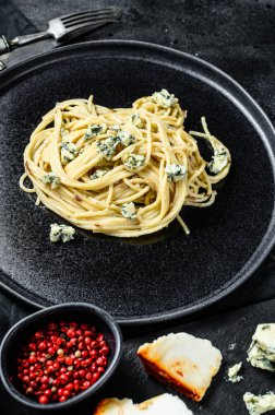 Krem peynirli ve cevizli spagetti ezmesi. İtalyan Evi yemek yaptı. Lezzetli bir vejetaryen yemeği için konsept. Siyah arka plan. Üst görünüm.