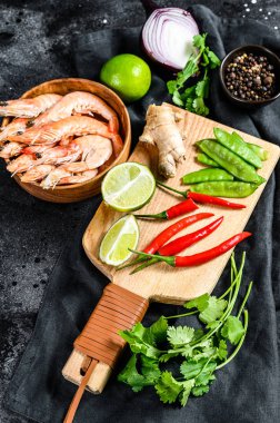 Tom Kha Gai 'yi pişirmek için gerekli malzemeler. Hindistan cevizi sütlü Tayland tavuk çorbası. Siyah arka plan. Üst görünüm.