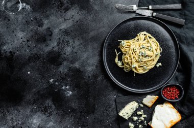 Krem peynirli ve cevizli spagetti ezmesi. İtalyan Evi yemek yaptı. Lezzetli bir vejetaryen yemeği için konsept. Siyah arka plan. Üst Manzara. Boşluğu kopyala.