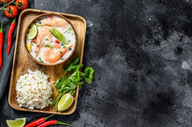 Ev yapımı Tom Kha Gai. Kase içinde hindistan cevizi sütü çorbası. Tayland yemeği. Siyah arka plan. Üst Manzara. Boşluğu kopyala.