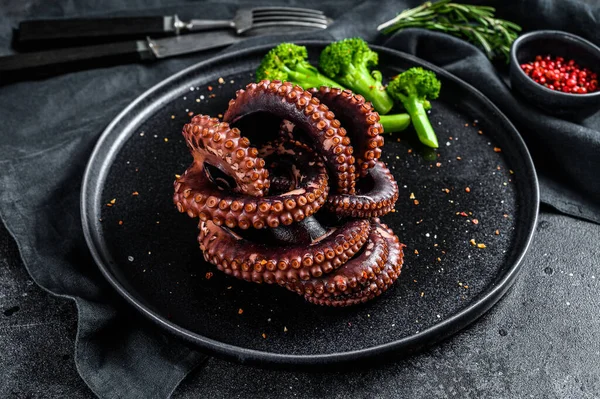 Polpo Bollito Con Broccoli Piatto Fondo Nero Vista Dall Alto — Foto Stock