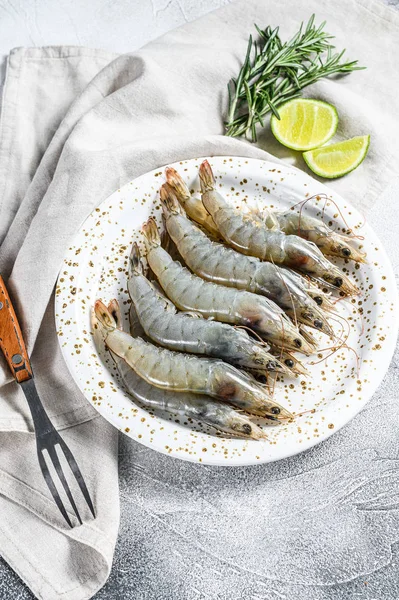 Camarão Langoustine Gigante Cru Fresco Uma Placa Branca Fundo Cinzento — Fotografia de Stock