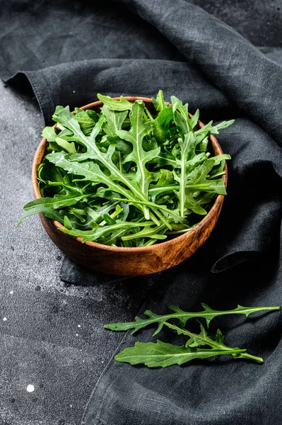 Frische Rucola Einer Holzschale Schwarzer Hintergrund Ansicht Von Oben — Stockfoto