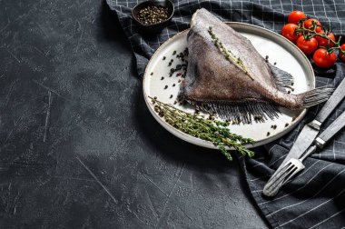 Pişirmek için baharat ve şifalı otlu taze John Dory balığı. Siyah arka plan. Üst Manzara. Boşluğu kopyala.