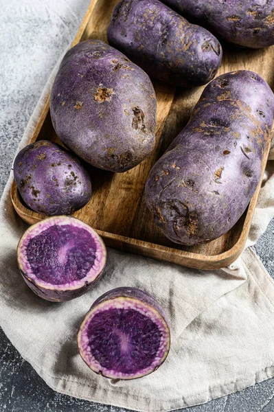 Vitelotte Rohe Kartoffeln Auf Einem Schneidebrett Grauer Hintergrund Ansicht Von — Stockfoto