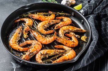 Limonlu ve maydanozlu sarımsaklı karides, geleneksel Scampi yemeği. Sağlıklı yiyecekler. Siyah arka plan. Üst görünüm.