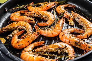 Izgara dev Langoustine karidesler, kızartma tavasında karidesler. Siyah arka plan. Üst görünüm.