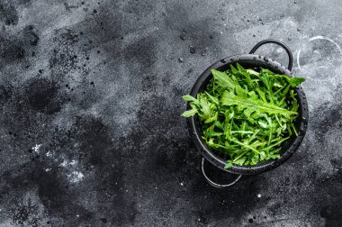 Taze roka kevgirle yapılır. Siyah arka plan. Üst Manzara. Boşluğu kopyala.