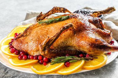 Portakal ve Rosmarina ile doldurulmuş fırında tavuk. Kutlama masası. Gri arka plan. Üst görünüm.