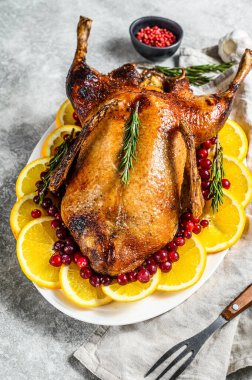 Portakal ve Rosmarina ile doldurulmuş fırında kaz. Kutlama masası. Gri arka plan. Üst görünüm.