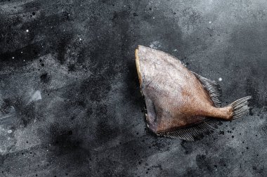 Çiğ balık John Dory. Siyah arka plan. Üst Manzara. Boşluğu kopyala.