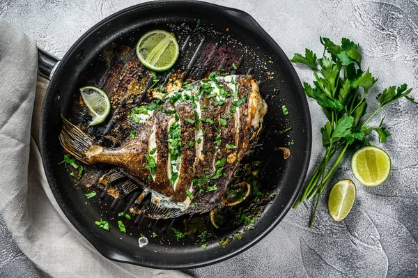 Stekt Torskfisk Med Lime Och Persilja Stekpanna Vegatarisk Hälsomat Grå — Stockfoto