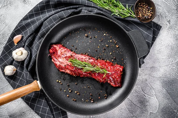 Syrový Striptýzový Vegetariánský Steak Pánvi Surovinami Vaření Šedé Pozadí Horní — Stock fotografie