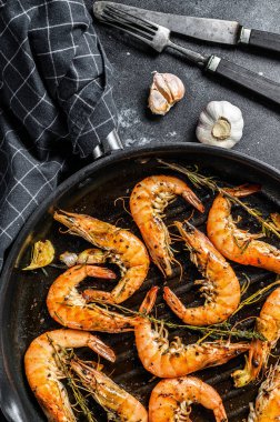 Izgara dev Langoustine karidesler, kızartma tavasında karidesler. Siyah arka plan. Üst görünüm.