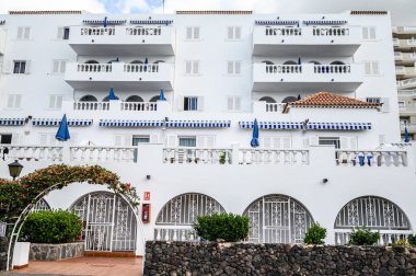 Bir dağ kasabasındaki çok katlı büyük bir otelin manzarası. Seçici odaklanma. 20.01.2020 Los Gigantes, Tenerife.