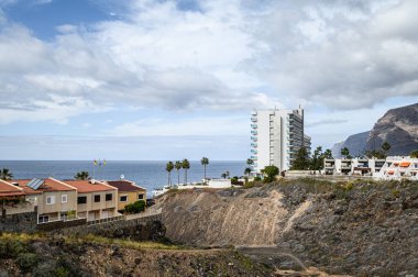 Siyah volkanik dağlardaki otellerin panoraması. Seçici odaklanma. 20.01.2020 Los Gigantes, Tenerife.