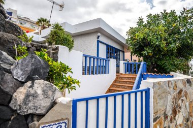 Avlusu olan okyanus manzaralı özel bir villa. Seçici odaklanma. 20.01.2020 Los Gigantes, Tenerife.