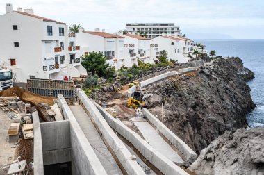 Modern soyutlama sahasında çalışan işçiler. Hızlı kentsel gelişim kutsanmıştır. 20.01.2020 Los Gigantes, Tenerife.