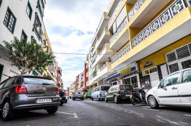 Evler boyunca park etmiş arabaların olduğu bir yol. Seçici odaklanma. 20.01.2020 Los Gigantes, Tenerife.