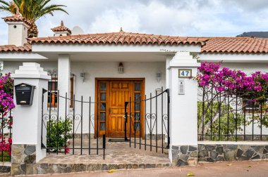 Okyanusta özel lüks bir villa. Seçici odaklanma. 20.01.2020 Los Gigantes, Tenerife.
