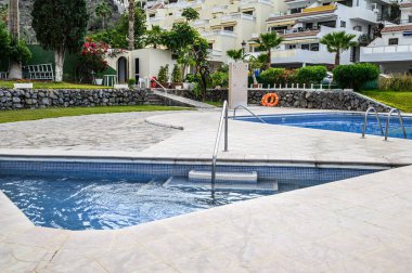 Butik oteldeki mavi su havuzu. Seçici odaklanma. 20.01.2020 Los Gigantes, Tenerife.