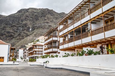 Otelin avlusu otantik mimariye sahiptir. Seçici odaklanma. 20.01.2020 Los Gigantes, Tenerife.