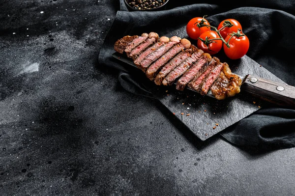 Bife Lombo Fatias Grelhadas Num Cutelo Carne Fundo Preto Vista — Fotografia de Stock