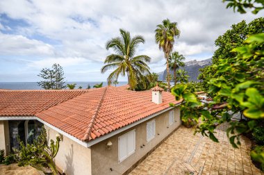 Okyanus kıyısında özel lüks bir villa, seçici bir odak noktası. 20.01.2020 Los Gigantes, Tenerife.