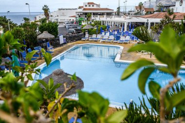 Butik oteldeki mavi su havuzu. Seçici odaklanma. 20.01.2020 Los Gigantes, Tenerife.