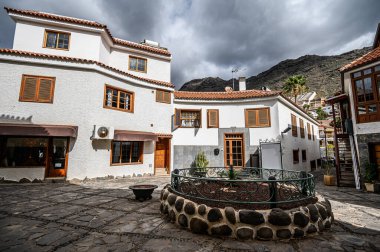 Şehir merkezinde dar yaya sokağı var. Seçici odaklanma. 20.01.2020 Los Gigantes, Tenerife.