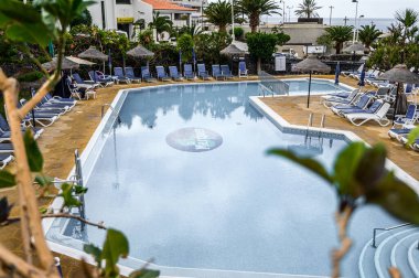 Butik oteldeki mavi su havuzu. Seçici odaklanma. 20.01.2020 Los Gigantes, Tenerife.