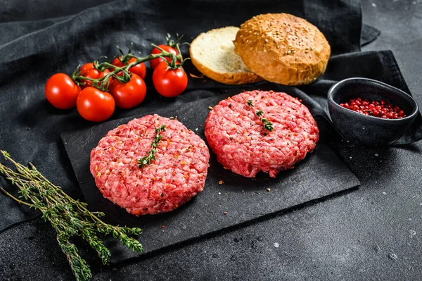 Zutaten Zum Kochen Von Burgern Hackfleischpastete Semmeln Tomaten Kräuter Und — Stockfoto