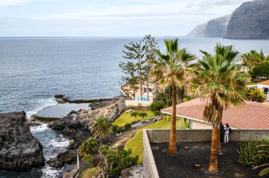 Atlantik Okyanusu 'nun volkanik kıyıları, fayanslı çatıları olan villalar. 20.01.2020 Los Gigantes, Tenerife.