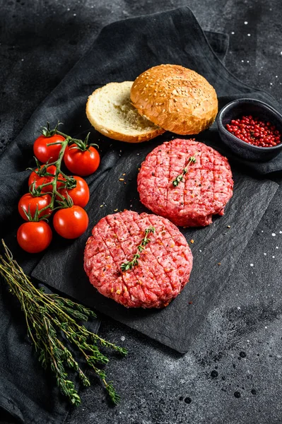 Zutaten Zum Kochen Von Burgern Hackfleischpastete Semmeln Tomaten Kräuter Und — Stockfoto