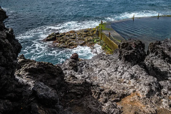 一个废弃的室外游泳池 火山海岸上有海水 有选择的重点 Los Gigantes Tenerife — 图库照片