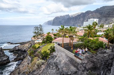 Atlantik Okyanusu 'nun volkanik kıyıları, fayanslı çatıları olan villalar. 20.01.2020 Los Gigantes, Tenerife.